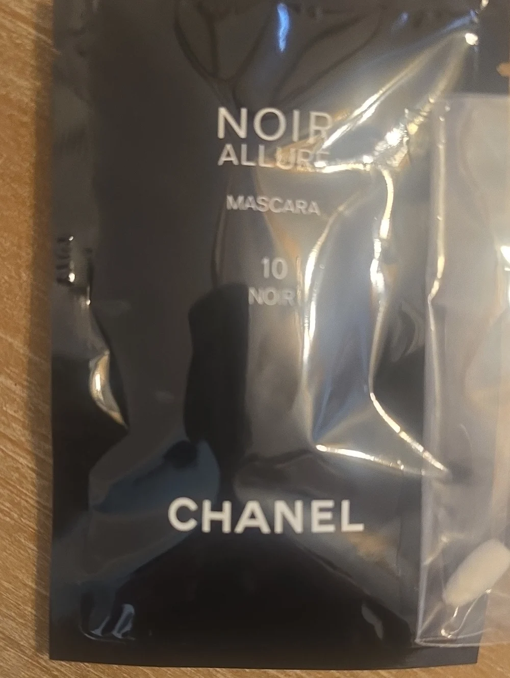 Sample Le Volume Revolution De Chanel Mascara And Chanel Makeup Applicator